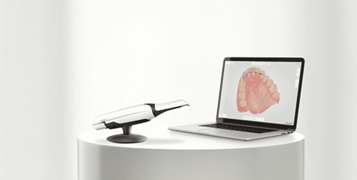 El escáner dental toma alrededor de 1000 fotografías por segundo de los dientes y de esta forma se pueden obtener los modelos de trabajo para que nuestro equipo de ortodoncistas puedan realizar la planeación de cada uno de nuestros pacientes.
