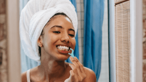 mujer usa hilo dental