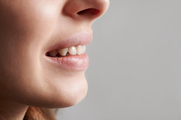Fotografía macro de una hermosa sonrisa femenina instantánea recortada